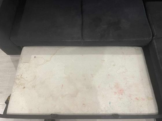 Kanapa z materacem przed praniem tapicerki